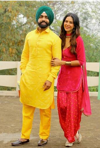 ਐਮੀ ਵਿਰਕ ਅਤੇ ਸੋਨਮ ਬਾਜਵਾ ਨੇ ਫਿਲਮ ਦਾ ਪੋਸਟਰ ਅਤੇ ਰਿਲੀਜ਼ ਡੇਟ ਦਾ ਐਲਾਨ ਕਰ ਕੈਪਸ਼ਨ ਵਿੱਚ ਲਿਖਿਆ, ਜੱਟ ਅਤੇ ਜੱਟਣੀ ਇੱਥੇ, ਮੈਂ ਤੇਰੇ ਨਾਲ ਨਹੀਂ, ਤੇਰੇ ਲਈ ਲੜ੍ਹਨਾ ਚਾਹਾਂ 💪🏼💪🏼... #KudiHaryaneValDi #ChoriHaryaneAali 14 ਜੂਨ, 2024 ਨੂੰ ਸਿਨੇਮਾਘਰਾਂ ਵਿੱਚ ਰਿਲੀਜ਼ ਹੋ ਰਹੀ ਹੈ 💥🎉🎊🥳🤩...