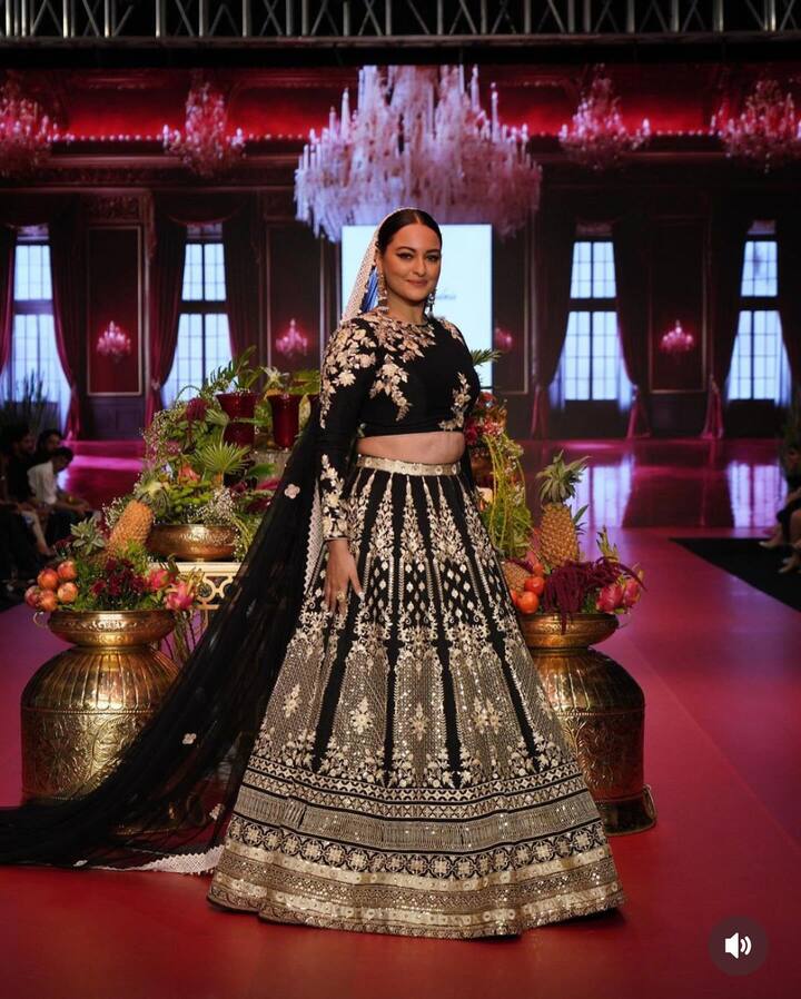 बॉलिवूडची दबंग गर्ल म्हणून ओळखली जाणारी अभिनेत्री सोनाक्षी सिन्हा सध्या तिच्या हीरामंडी या मालिकेमुळे चर्चेत आहे.