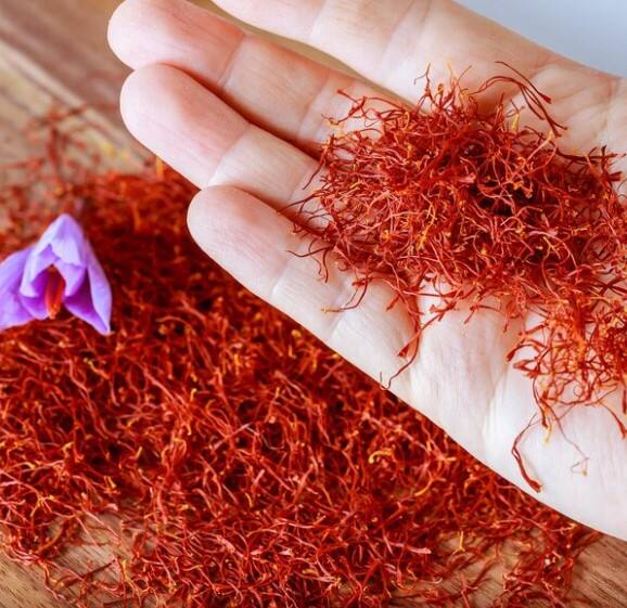 ਅਸਲੀ ਜਾਂ ਨਕਲੀ ਕੇਸਰ ਦੀ ਪਛਾਣ ਕਰਨ ਲਈ ਇਸ ਨੂੰ ਪਾਣੀ ਵਿੱਚ ਪਾ ਕੇ ਜਾਂਚੋ। ਇਸ ਦੇ ਲਈ ਥੋੜ੍ਹੇ ਜਿਹੇ ਪਾਣੀ 'ਚ ਕੇਸਰ ਦਾ ਇੱਕ ਰੇਸ਼ਾ ਪਾ ਦਿਓ ਅਤੇ ਫਿਰ ਦੇਖੋ ਕਿ ਜੇਕਰ ਇਸ ਦਾ ਰੰਗ ਤੁਰੰਤ ਨਿਕਲ ਜਾਵੇ ਤਾਂ ਸਮਝ ਲਓ ਕਿ ਇਹ ਨਕਲੀ ਹੈ। ਧਿਆਨ ਰਹੇ ਕਿ ਅਸਲੀ ਕੇਸਰ ਦਾ ਰੰਗ ਪਾਣੀ 'ਚ ਆਉਣ 'ਚ ਕੁਝ ਸਮਾਂ ਲੱਗਦਾ ਹੈ।