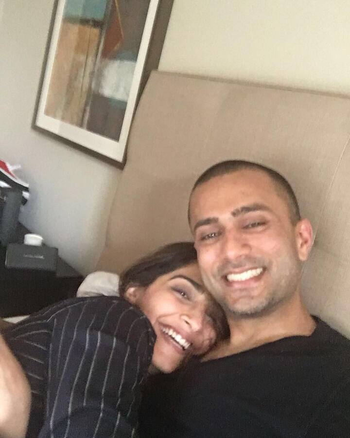 सोनम कपूरने इंस्टाग्रामवर काही फोटो शेअर केले आहेत. फोटोंमध्ये वायूसोबत सोनम आणि आनंद दिसत आहेत.