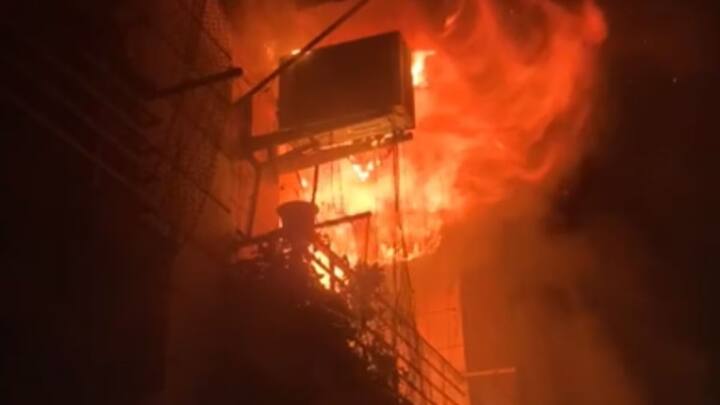 अगर बिल्डिंग में आग लग गई है तो आपको अपने घर के खिड़की दरवाजे बंद कर लेने हैं. क्योंकि उसे घर में धुआं भर सकता है.