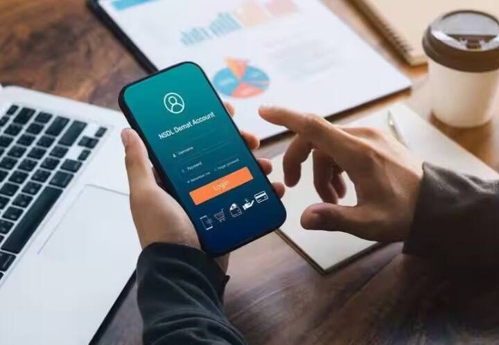 गेल्या काही वर्षांपासून शेअर बाजारात गुंतवणूक करणाऱ्यांची संख्या लक्षणीयरित्या वाढली आहे. त्याची प्रमुख दोन कारणं आहेत. यातील पहिलं कारण म्हणजे, करोना महासाथीनंतर शेअर बाजार, म्यूच्यूअल फंडात गुंतवणूक करणाऱ्यांची संख्या चांगलीच वाढली आहे. आता पैसे एफडी करण्यापेक्षा लोक तेच पैसे शेअर बाजारात गुतवणे सोईचे समजत आहेत.