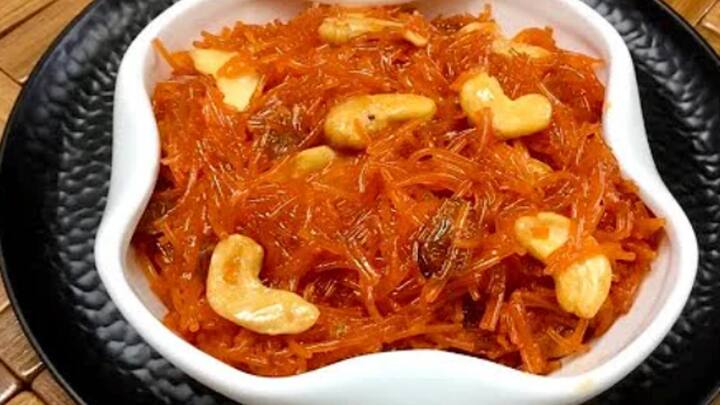 சேமியா வெந்ததும், ஒரு கப் சர்க்கரை, ஒரு சிட்டிகை உப்பு சேர்த்து, ஏலக்காய் பொடி ஒரு சிட்டிகை, உணவு நிறமி உங்களுக்கு வேண்டிய நிறத்தில் ஒரு சிட்டிகை. சேமியாவில் தண்ணீர் குறைந்து, அல்வா பதம் வந்ததும் இதை வேறொரு பாத்திரத்திற்கு மாற்றிக் கொள்ள வேண்டும்.
