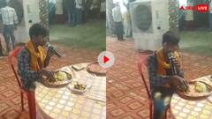 एक हाथ में माइक और दूसरे में खाने की प्लेट...बैंड वाले का यह वीडियो देख माथा पकड़ लेंगे आप