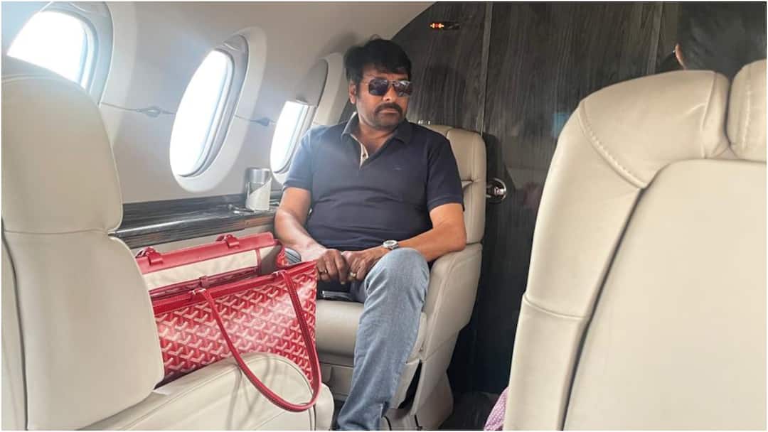 Chiranjeevi is on the way to Delhi He is going to be conferred with Padma Vibhushan on Thursday May 9th Chiranjeevi: ఢిల్లీకి చిరంజీవి అండ్ ఫ్యామిలీ... రేపే పద్మ విభూషణుడికి గౌరవ సత్కారం
