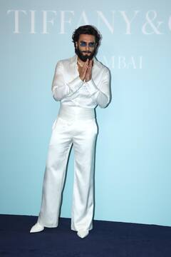 ऑफ शोल्डर ड्रेस में छाईं करिश्मा कपूर तो नीना गुप्ता के लुक ने भी लूटी लाइमलाइट, इवेंट में रहा इन सितारों का जलवा