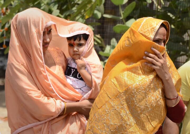 वहीं कल यानि 9 मई को जोधपुर, बीकानेर संभाग में कहीं-कहीं तीव्र हीटवेव की संभावना है. इस दौरान जयपुर, भरतपुर व कोटा संभाग में भी हीटवेव चलने की संभावना है.