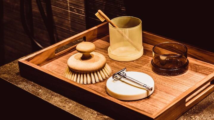 অনেক ক্ষেত্রে বাথরুমের মধ্যেই আয়না, টুথপেস্ট, ব্রাশ সাজিয়ে রাখি আমার। বাথরুমের মধ্যে দাঁত মাজা, মুখ ধোয়া সব সারি আমরা। পিক্সাবে