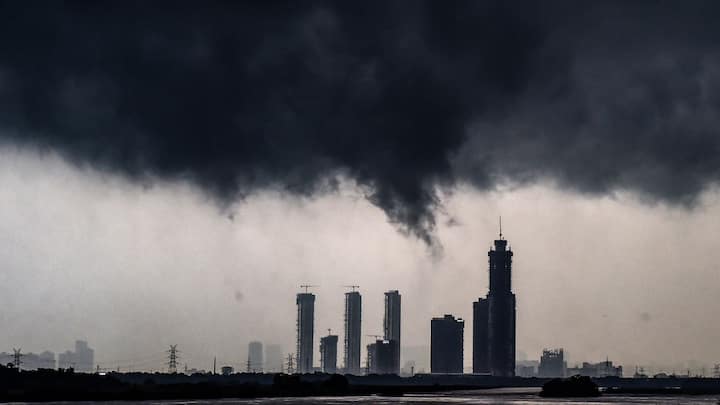 এরই সঙ্গে কথাও ৩০ কোথাও সর্বোচ্চ ৫০ কিলোমিটার বেগে ঝোড়ো হাওয়ারও পূর্বাভাস দিয়েছে হাওয়া অফিস।।