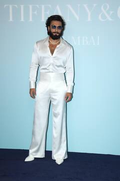 ऑफ शोल्डर ड्रेस में छाईं करिश्मा कपूर तो नीना गुप्ता के लुक ने भी लूटी लाइमलाइट, इवेंट में रहा इन सितारों का जलवा