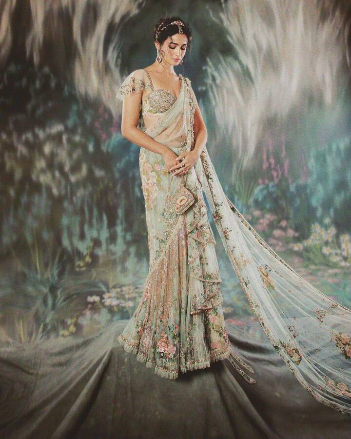 इस साड़ी के साथ एक्ट्रेस ने सब्यसांची की ही ज्वैलरी पहनी है. आलिया की साड़ी को बनाने में 1965 घंटे लगे और इसे 163 कारीगरों की टीम ने मिलकर बनाया.