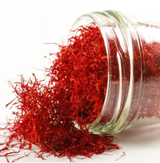 ਗਰਮ ਦੁੱਧ ਵਿਚ ਕੇਸਰ ਮਿਲਾ ਕੇ ਇਸ ਦੀ ਜਾਂਚ ਕੀਤੀ ਜਾ ਸਕਦੀ ਹੈ। ਇਸ ਦੇ ਲਈ ਕੋਸੇ ਦੁੱਧ ਵਿਚ ਕੇਸਰ ਪਾਓ ਜੇਕਰ ਇਹ ਪਾਣੀ ਵਿਚ ਪੂਰੀ ਤਰ੍ਹਾਂ ਘੁਲ ਜਾਵੇ ਤਾਂ ਇਹ ਅਸਲੀ ਕੇਸਰ ਹੈ। ਜਦੋਂ ਕਿ ਨਕਲੀ ਕੇਸਰ ਪਾਣੀ ਵਿੱਚ ਨਹੀਂ ਘੁਲੇਗਾ ਅਤੇ ਇਸ ਦੇ ਰੇਸ਼ੇ ਪਾਣੀ ਵਿੱਚ ਹੀ ਰਹਿੰਦੇ ਹਨ।