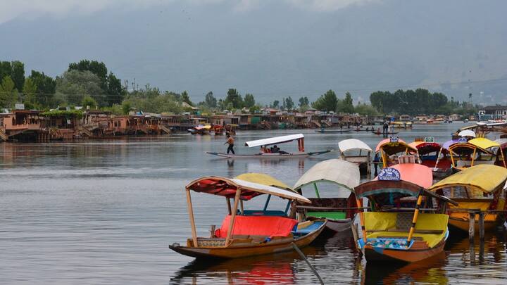 IRCTC Kashmir Tour: भारत के कई हिस्सों में इस समय चिलचिलाती गर्मी पड़ रही है. ऐसे में लोग गर्मी से राहत पाने के लिए ठंडी जगहों पर जाना पसंद करते हैं. ऐसे में आईआरसीटीसी कश्मीर का शानदार टूर पैकेज लेकर आया है.