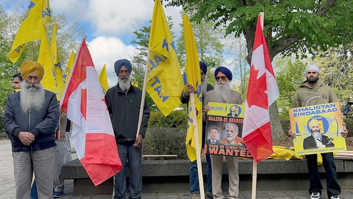 Three Indians arrested in Hardeep Singh Nijjar Killing Case appeared in court Protestors waved flags in support of Khalistan Hardeep Nijjar Case: खालिस्तानी झंडे, सैकड़ों की भीड़... निज्जर हत्याकांड में गिरफ्तार भारतीयों की पेशी के दौरान प्रदर्शन