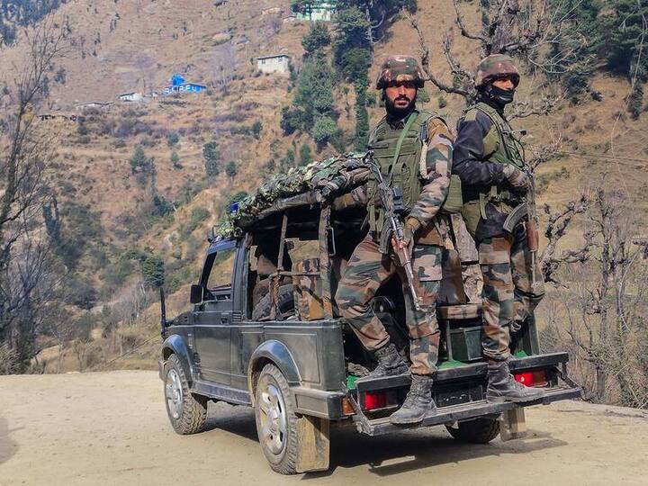 सुरक्षाबलों के मुताबिक, रेडवानी इलाके में सोमवार को बासित डार समेत कुछ आतंकियों के छिपे होने की खुफिया जानकारी मिली थी. इसके बाद सुरक्षाबलों ने सर्च ऑपरेशन चलाया. इसे मंगलवार को भी जारी रखा गया. मंगलवार को जब सुरक्षाबल सर्च ऑपरेशन चला रहे थे, आतंकियों ने उन पर फायरिंग कर दी.