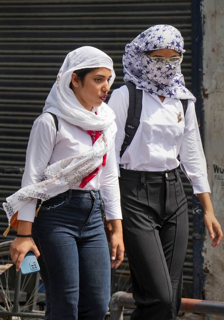 कल सात मई को जोधपुर संभाग में कहीं-कहीं अधिकतम तापमान 44 डिग्री से. आज जोधपुर, बीकानेर, जयपुर व भरतपुर, कोटा संभाग में कहीं-कहीं अधिकतम तापमान 43 से 45 डिग्री सेल्सियस के मध्य दर्ज होने की प्रबल संभावना है. इस दौरान हीटवेव और लू चली है. यहां पर जयपुर में आज सुबह मौसम थोड़ा बदला हुआ है.