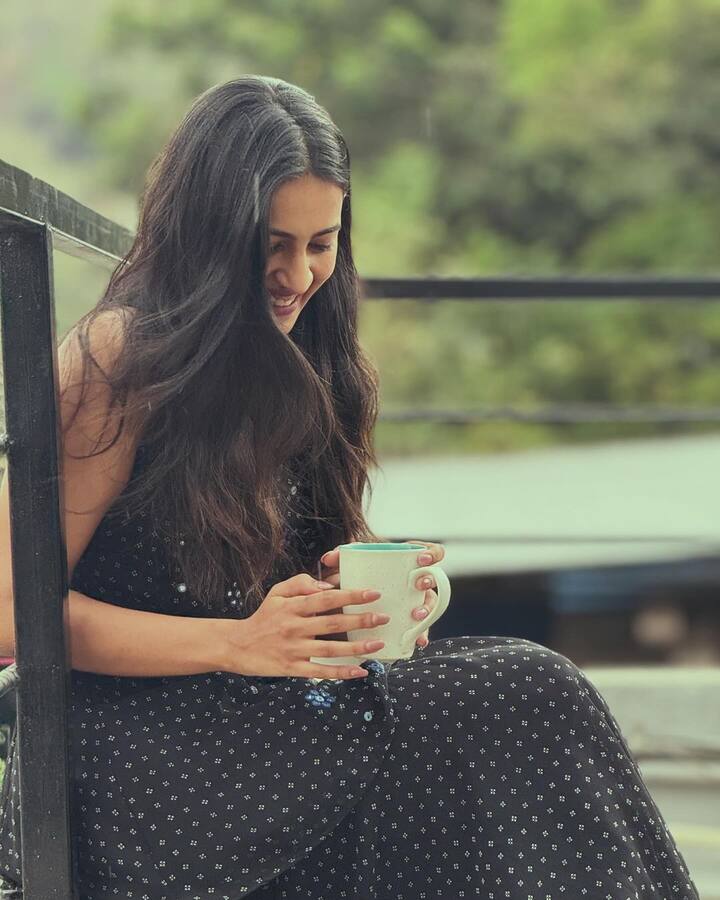 ఇంతకీ నిహారిక ఫోటోలు ఇంత అందంగా తీసిన యాక్టర్ ఎవరంటే.. ప్రియదర్శి. తనలోని ఫోటో స్కిల్స్​ను ఈ ఫోటోలతో బయటపెట్టాడు దర్శి. (Images Source : Instagram/Niharika Konidela)