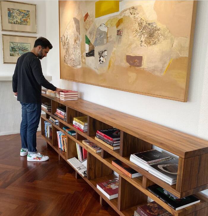 सोनम को किताबें पढ़ना बहुत पसंद है और इसलिए उन्होंने अपने घर में लाइब्रेरी भी बना रखी है. बुक शेल्फ के ऊपर एक खूबसूरत सी पेंटिंग भी नजर आ रही है.