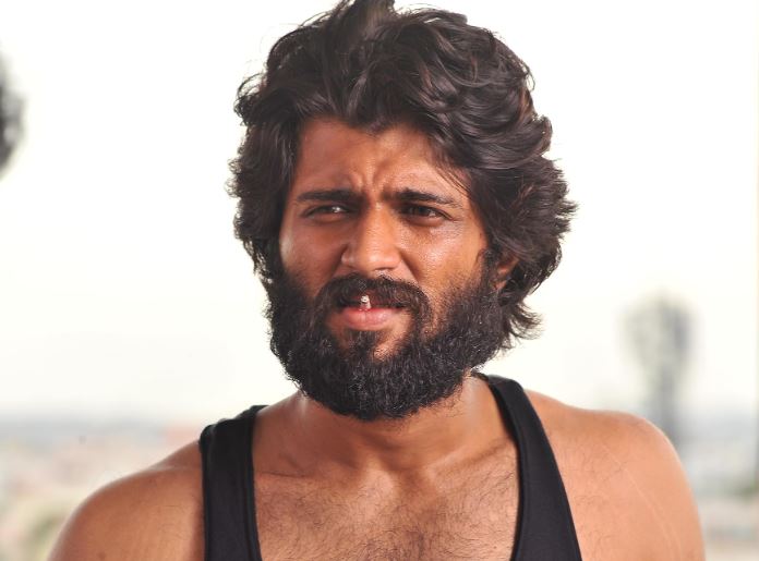 Vijay Deverakonda Birthday: लग्जरी लाइफ जीता है साउथ का ये सुपरस्टार, हिंदी फिल्मों में भी कर चुका है कमाल, 'पुष्पा' की एक्ट्रेस को कर रहा डेट!