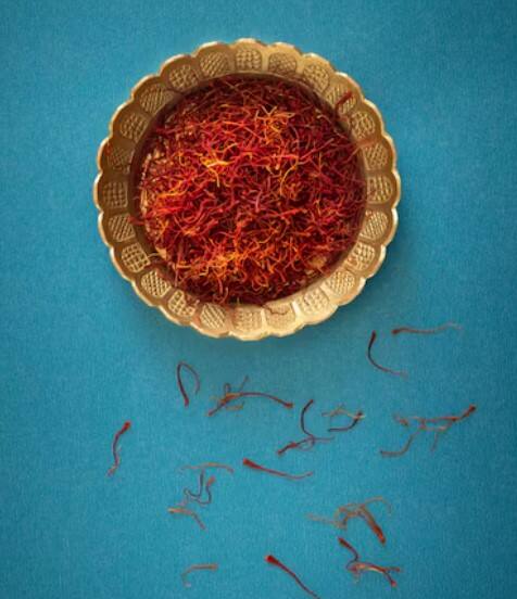 ਹਾਲਾਂਕਿ ਨਕਲੀ ਕੇਸਰ ਖਾਣ ਨਾਲ ਅਜਿਹਾ ਨਹੀਂ ਹੋਵੇਗਾ। ਦੂਜੇ ਪਾਸੇ ਜੇਕਰ ਜੀਭ 'ਤੇ ਕੇਸਰ ਰੱਖਣ ਨਾਲ ਤੁਰੰਤ ਰੰਗ ਨਿਕਲਣ ਲੱਗ ਜਾਵੇ ਜਾਂ ਮਿੱਠਾ ਸੁਆਦ ਲੱਗਣ ਲੱਗ ਜਾਵੇ ਤਾਂ ਸਮਝੋ ਕਿ ਇਹ ਨਕਲੀ ਹੈ।