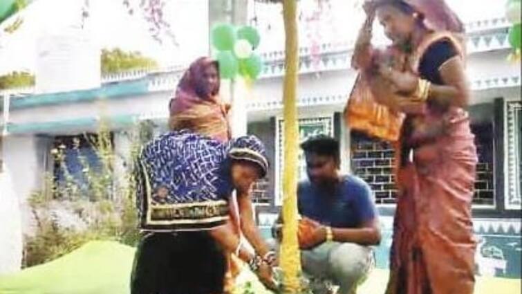 Lok Sabha Election 2024 Phase 3 Voting wedding rituals in polling booth of Sarangarh Bilaigarh ANN वोट करने के बाद मतदान केंद्र में निभाई हल्दी की रस्म, दूल्हे के लिए प्रशासन ने सजाया मंडप