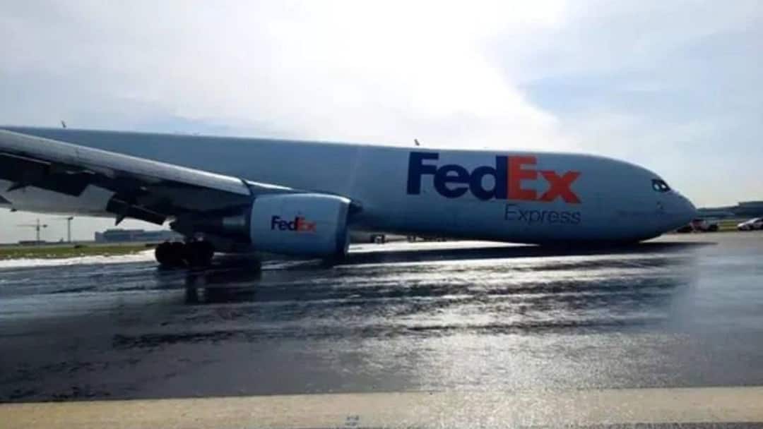 Boeing 767 Istanbul airport Landing Gear Fails paris Boeing Plane Nosedives On Runway Sending Sparks After Landing Gear Fails | On Cam