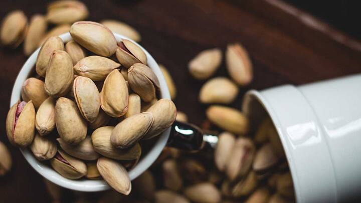 Eating a few pistachios daily can increase men performance what do doctors say Pistachios: రోజూ పిస్తా పప్పులు తింటే ‘ఆ’ సామర్థ్యం పెరుగుతుందా? డాక్టర్లు ఏం చెప్తున్నారంటే?