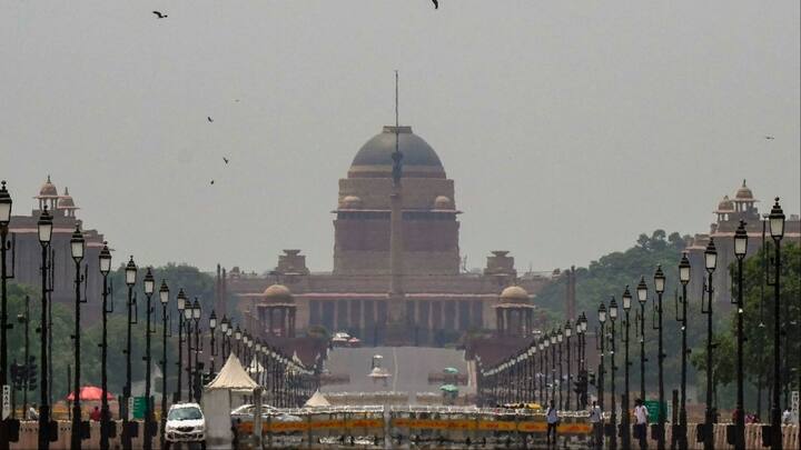 Delhi Weather Update Today: राजधानी दिल्ली में गर्मी का कहर बढ़ता जा रहा है. मंगलवार को पारा 42 डिग्री सेल्सियस दर्ज किया गया, जो इस गर्मी के सीजन में सबसे अधिक रहा. आगे गर्मी और बढ़ने की संभावना है.