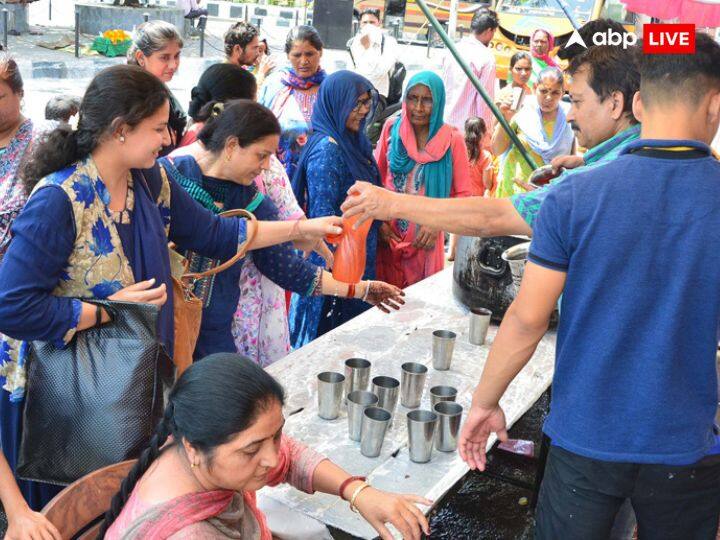 भीषण गर्मी के दौरान जिन लोगों पर शनि की ढैय्या और शनि की साढे़साती का प्रकोप है वो लोग राहगीरों और जरूरतमंदों को जल पिलाएं, साथ ही प्याऊ लगावा सकते हैं. इस काम को करने से शनि देव प्रसन्न होते हैं और अपने भक्तों पर अपना आशीर्वाद बनाएं रखते हैं.