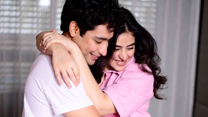 সদ্য প্রকাশ্যে এসেছে একটি প্রোমো। সেটি একটি 'কুকিং শো'-এর। তাঁদের অনস্ক্রিন থেকে অফস্ক্রিন কেমিষ্ট্রি দুইই বেশ নজরকাড়া। আর সেই কেমিষ্ট্রিই এবার দেখা যাবে তেল-ঝাল মশলায়।