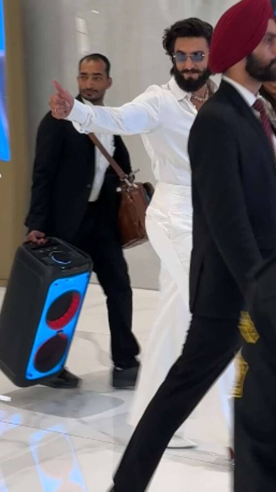 हील्स पहन इवेंट में पहुंचे रणवीर सिंह, स्पीकर के साथ ली धांसू एंट्री