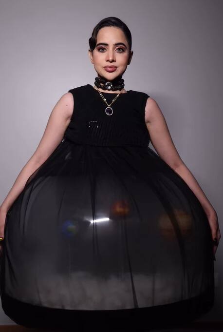 त्यावेळी उर्फीच्या या ड्रेसचे खूप कौतुक झाले होते.उर्फी जावेद तिच्या असामान्य फॅशन सेन्ससाठी ओळखली जाते.