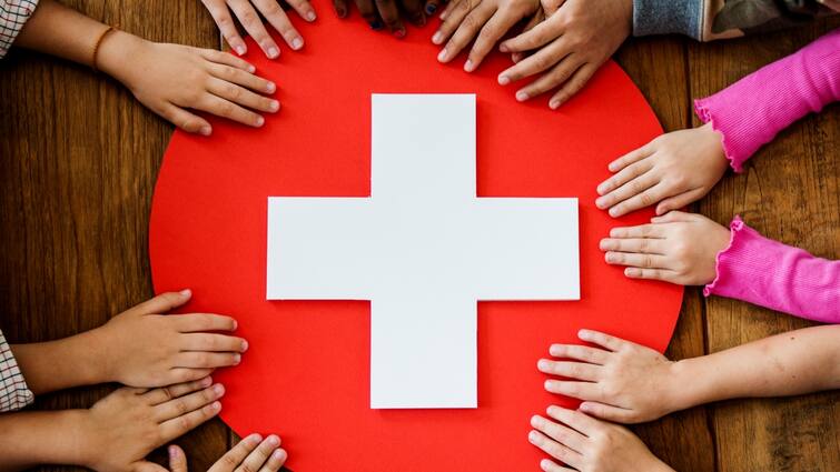 World Red Cross Day 2024 Get to know the date history significance and more details in telugu World Red Cross Day 2024 : సమస్యల్లో చిక్కుకున్న పేద ప్రజలకు సేవచేయడమే లక్ష్యం.. రెడ్​ క్రాస్​ డే 2024 థీమ్, దాని వెనుకున్న చరిత్ర ఇదే 