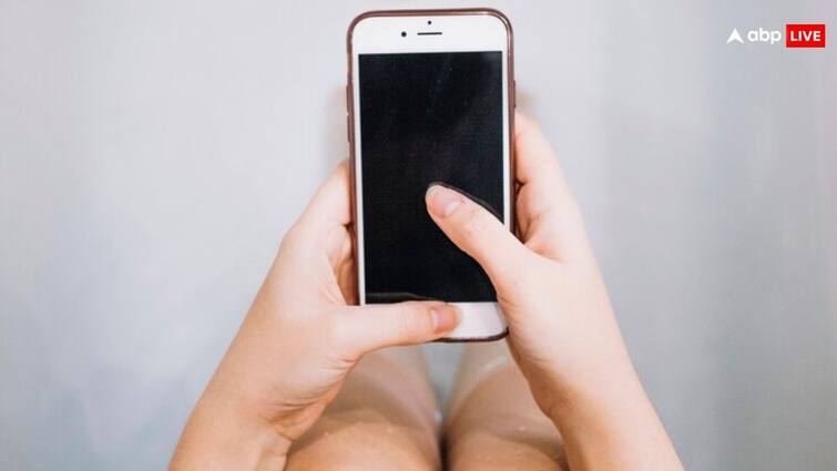 Phone Use in Toilet: सुबह उठते ही टॉयलेट में फोन लेकर जाना कितना सही, कितना गलत? Using Phone in Toilet Never Use Your Mobile Scientific Reasons Know Side Effects here Phone Use in Toilet: सुबह उठते ही टॉयलेट में फोन लेकर जाना कितना सही, कितना गलत?