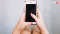 सुबह उठते ही टॉयलेट में फोन लेकर जाना कितना सही, कितना गलत?