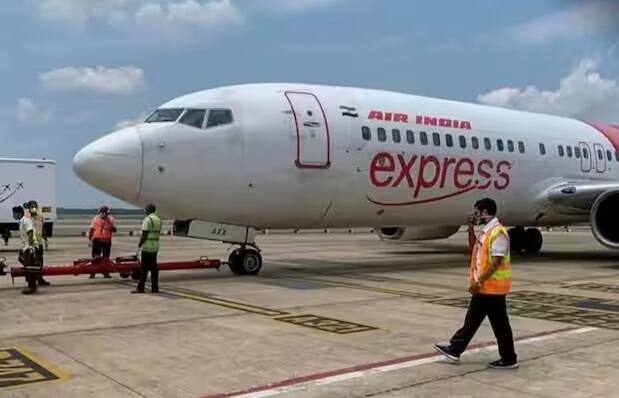 Air India Express domestic and international Flights Cancelled due to senior crew members on sick leave Marathi News मोठी बातमी! एअर इंडिया एक्सप्रेसची 78 उड्डाणं रद्द; आजारी असल्याचं सांगत क्रू मेंबर्स अचानक रजेवर