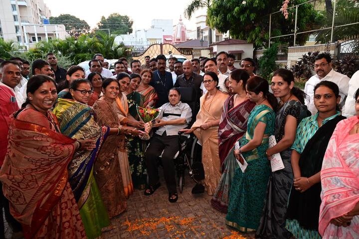 लोकसभा निवडणुकीत दिलीप वळसे पाटील दुखापतग्रस्त झाल्याने अजित पवार गटाला सुद्धा धक्का बसला आहे.