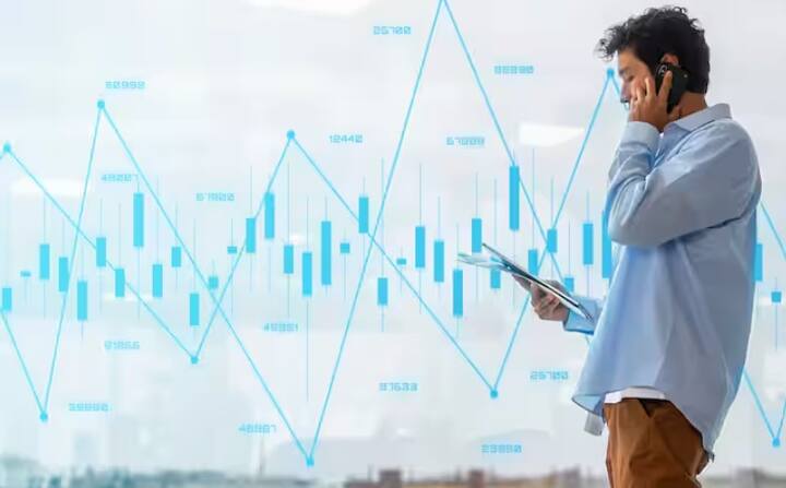 शेअर बाजार, म्यूच्यूअल फंडात गुंतवणूक करण्यासाठी डी-मॅट अकाऊंटची गरज असते. या खात्याशिवाय तुम्हाला गुंतवणूक करता येत नाही. सध्या अनेक ब्रोकरेज फर्म, बँका डी-मॅट खाते खोलण्यासाठी ग्राहकांना वेगवेगळ्या ऑफर्स देत आहेत. मात्र एकापेक्षा अधिक डी-मॅट खाते असणे डोकेदुखी ठरू शकतं.