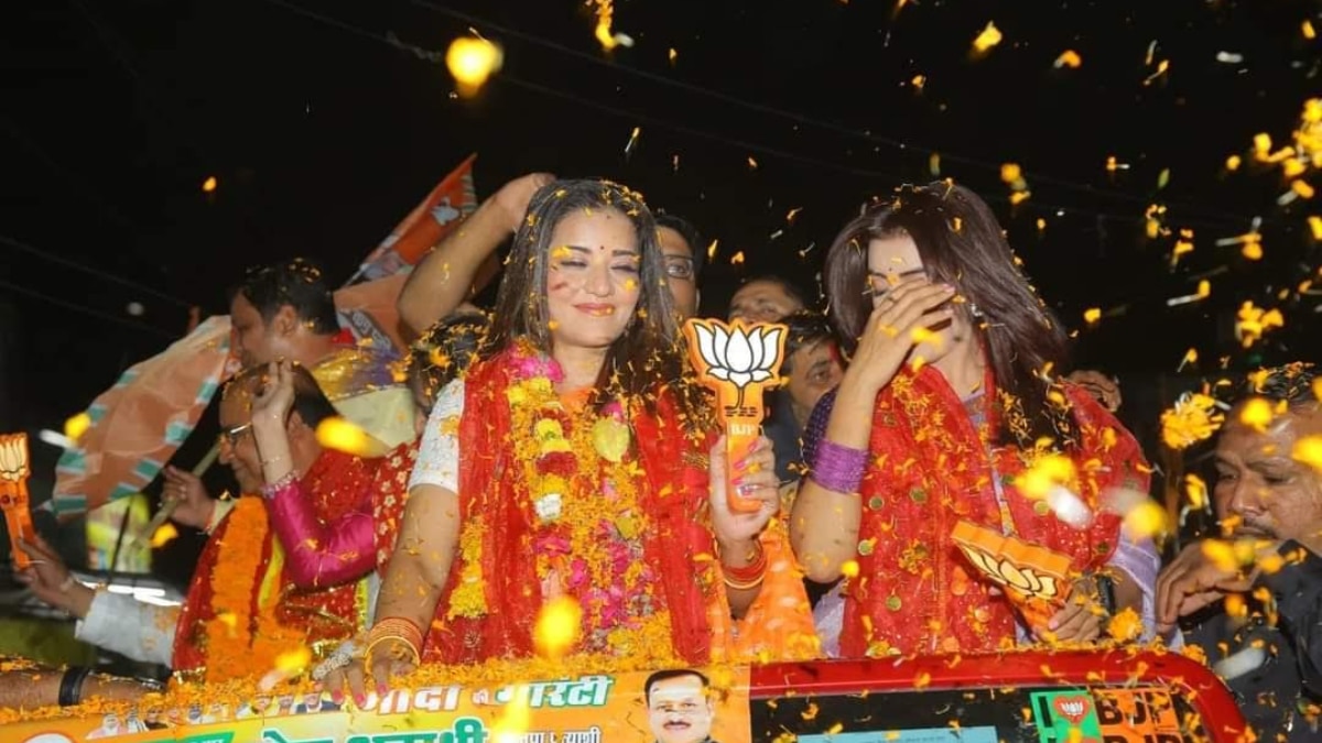 BJP प्रत्याशी के लिए एक्ट्रेस अक्षरा सिंह और मोनालिसा ने किया प्रचार, लोगों का लगा जमावड़ा, देखें तस्वीरें