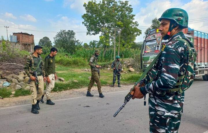 कश्मीर IGP विधी कुमार ने बताया, ''कुलगाम के रेडवानी में हुए ऑपरेशन में दो आतंकी मारे गए. मारे गए आतंकियों के शव बरामद हो चुके हैं. इनमें एक आतंकी की पहचान बासित डार के तौर पर हुई है. वह A कैटेगरी का आतंकी था. उस पर 18 केस दर्ज थे. बासित डार की मौत हमारे लिए काफी बड़ी सफलता है.''