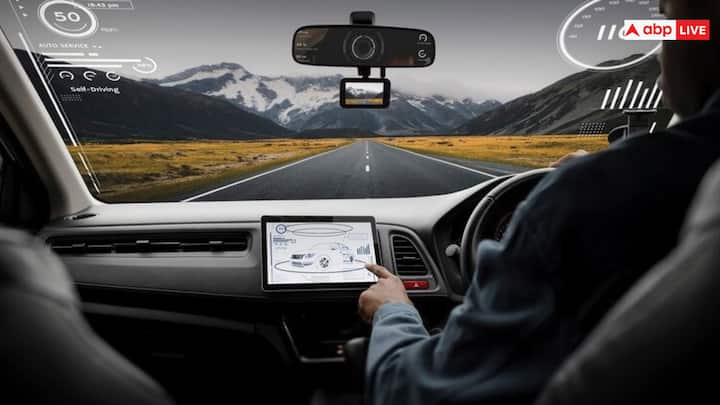 Dashcam Benefits: आजकल लोग गाड़ियों में नई-नई एक्सेसरीज लगाने लगे हैं. कुछ लोग डैशकैम लगाते हैं. जो गाड़ी चलाने वाले के लिए काफी फायदेमंद होता है. ये एक तरीके से सबूत के तौर पर भी काम करता है.