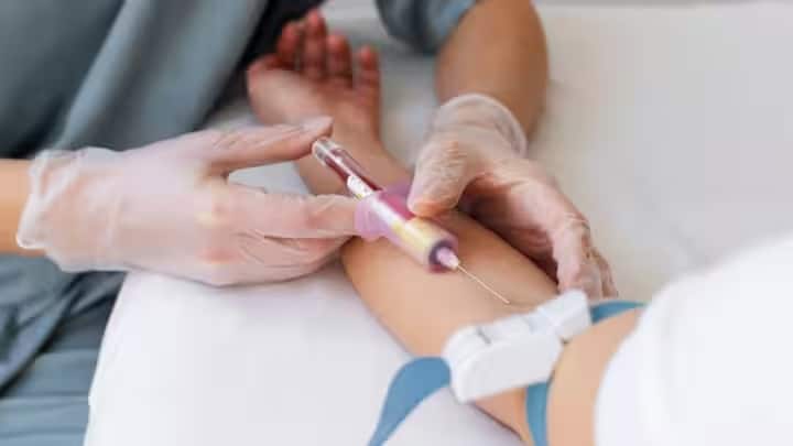 विश्व थैलेसीमिया दिवस 2024: शरीर में है खून की कमी तो इन 5 प्राकृतिक तरीकों से बढ़ाएं हीमोग्लोबिन काउंट खूब पानी पिएं और फल भी खाएं जो शरीर को हाइड्रेटेड रखें। जैसे अपने आहार में खीरा, तरबूज और संतरा खाएं। इसके अलावा कैफीन और अल्कोहल पीने से बचें क्योंकि ये निर्जलीकरण का कारण बन सकते हैं।