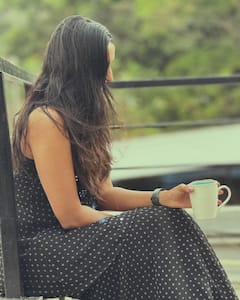 Niharika Konidela Latest Photos : కాఫీ తాగుతూ ఫోటోలకు ఫోజులిచ్చిన నిహారిక కొణిదెల.. ఫోటోలు తీసిన ఫేమస్ యాక్టర్ ఎవరో తెలుసా?