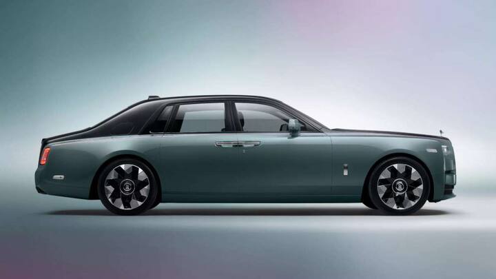 रोल्स-रॉयस की कारों की भी भारत में काफी डिमांड है. इस लग्जरी कार की कीमत करोड़ों में रहती है. भारत में कई सेलिब्रिटीज और बड़े-बड़े उद्योगपति के पास इस कंपनी की कार देखने को मिल जाएंगी.