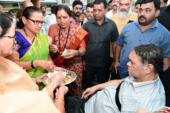 मंत्री दिलीप वळसे पाटील पाय घसरून पडल्याने गंभीर दुखापत झाल्याने ते सध्या घरीच विश्रांती करत आहेत.