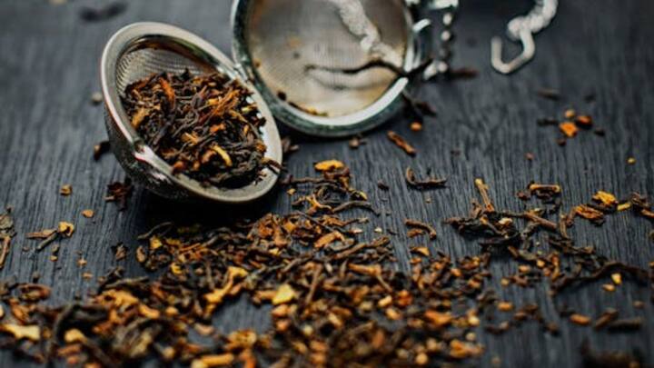 স্বাদ বাড়াতে দুধ চায়ে দেওয়া হয় চিনি। তাতে স্থূলতা বাড়তে পারে। ডায়বেটিকদের রক্তে শর্করার পরিমাণও বেড়ে যায়।