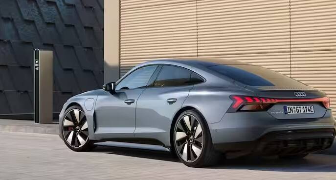 ભારતીય બજારમાં પણ BMW કારનો ક્રેઝ વધી રહ્યો છે. વર્ષ 2023માં BMWએ ભારતમાં 14,172 યુનિટ વેચ્યા હતા. જ્યારે વર્ષ 2022માં કંપનીએ 13,303 યુનિટ વેચ્યા હતા. વર્ષ 2022થી વર્ષ 2023 સુધીમાં કંપનીના વેચાણમાં 18 ટકાનો વધારો જોવા મળ્યો છે.