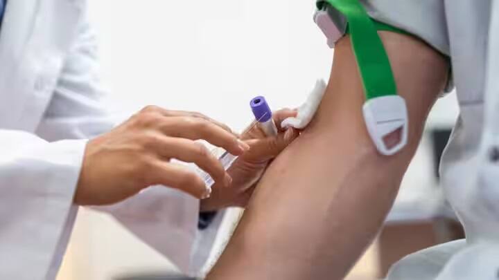 विश्व थैलेसीमिया दिवस 2024: शरीर में है खून की कमी तो इन 5 प्राकृतिक तरीकों से बढ़ाएं हीमोग्लोबिन काउंट अनार का जूस एंटीऑक्सीडेंट से भरपूर होता है जो शरीर में खून की कमी को पूरा करता है। अध्ययनों से पता चलता है कि नियमित रूप से अनार का जूस पीने से लाल रक्त कोशिकाओं के उत्पादन में मदद मिलती है। जिससे ब्लड सर्कुलेशन अच्छा रहता है. शरीर में खून की कमी को प्राकृतिक रूप से पूरा करने के लिए अनार का जूस पियें।