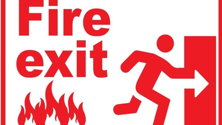 हर प्रकार की बिल्डिंग में फायर एग्जिट का रास्ता होता है. तो ऐसे में बिल्डिंग में आग लग जाने पर आपको उस रास्ते के सहारे बाहर निकालने की कोशिश करनी है.
