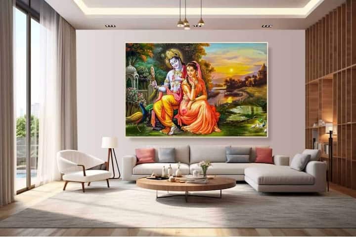 वास्तु शास्त्र के अनुसार, घर में राधा-कृष्ण की तस्वीरें लगाने से आपके जीवन में कभी भी प्यार की कमी नहीं होगी। ऐसा करने से आपके जीवन में मनचाहा प्यार भी आता है। घर में राधा-कृष्ण की तस्वीरें रखने से आपके घर में सकारात्मक ऊर्जा आती है।
